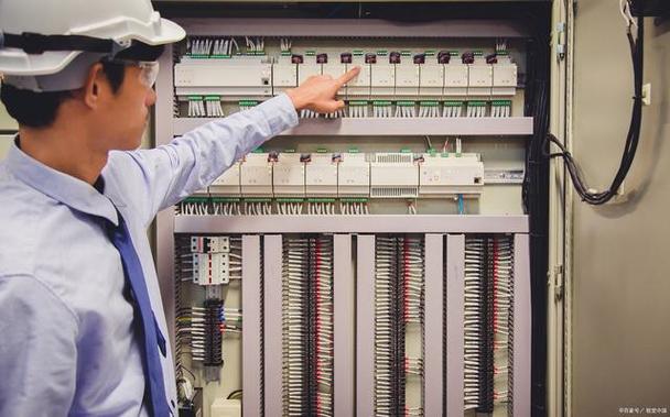 进行控制系统技术和通信网络技术于一体的通用工业自动管理控制装置